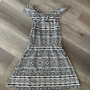 3/27$ Girls black & white pattern off the shoulder dress size L (10-12)